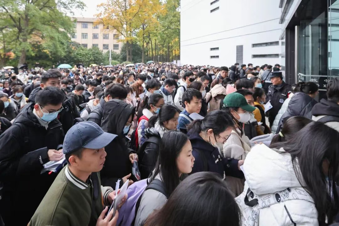 #多地放宽考编35岁限制# 近日，多地进一步放宽了考编年龄限制。9月26日，四川