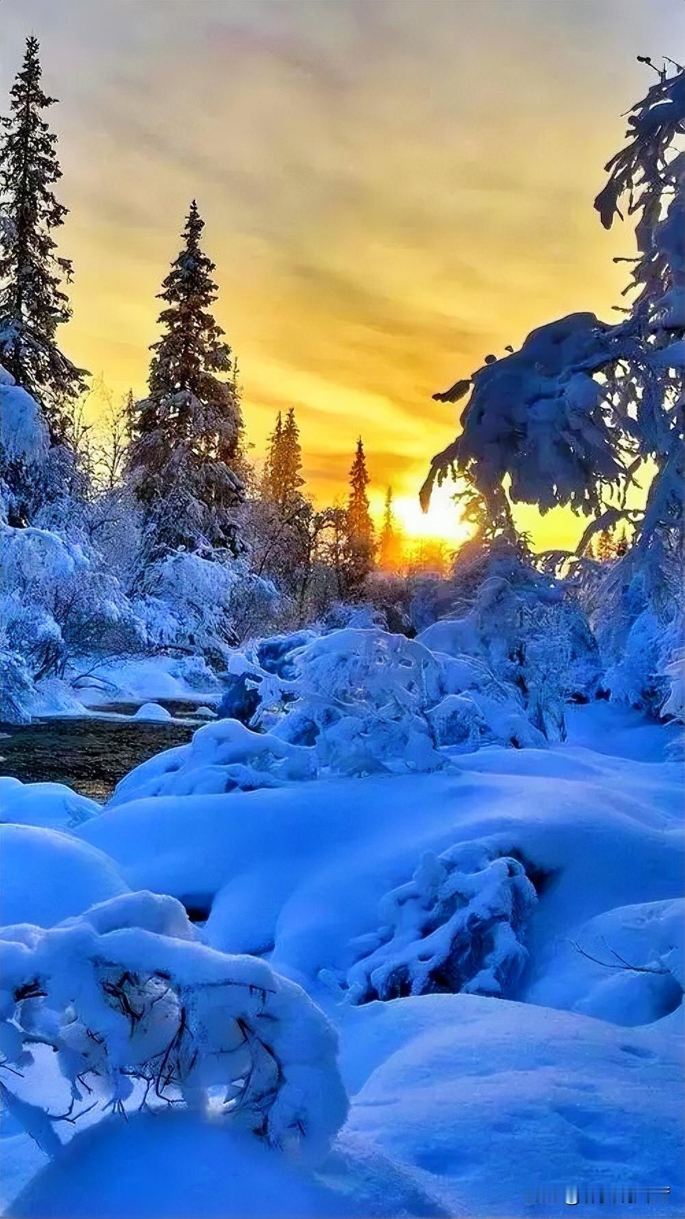 上联：夜下千山雪
下联：晨中万岭霞

夜晚千山覆雪，清晨万岭披霞，时间上有了流转