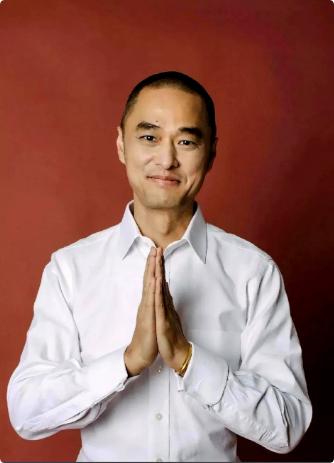 冯唐说：“只有穷人，才会痴迷技术，只有笨人，才会想着把事做好。越是底层的人，处理