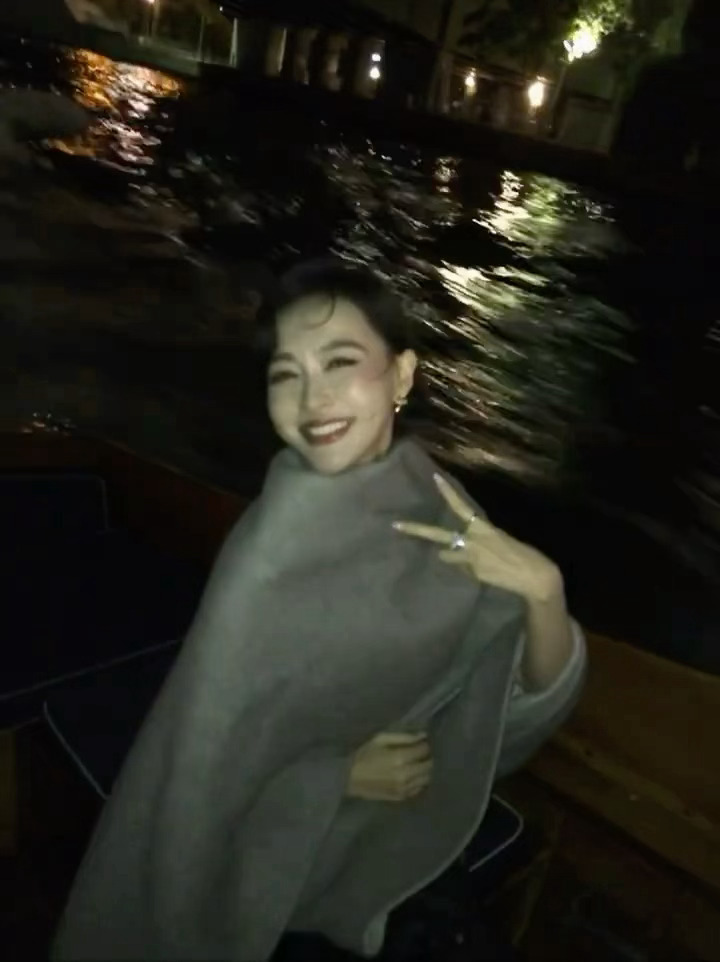 唐嫣[超话]  美炸了唐嫣橙橘蕾丝高定 ​​​