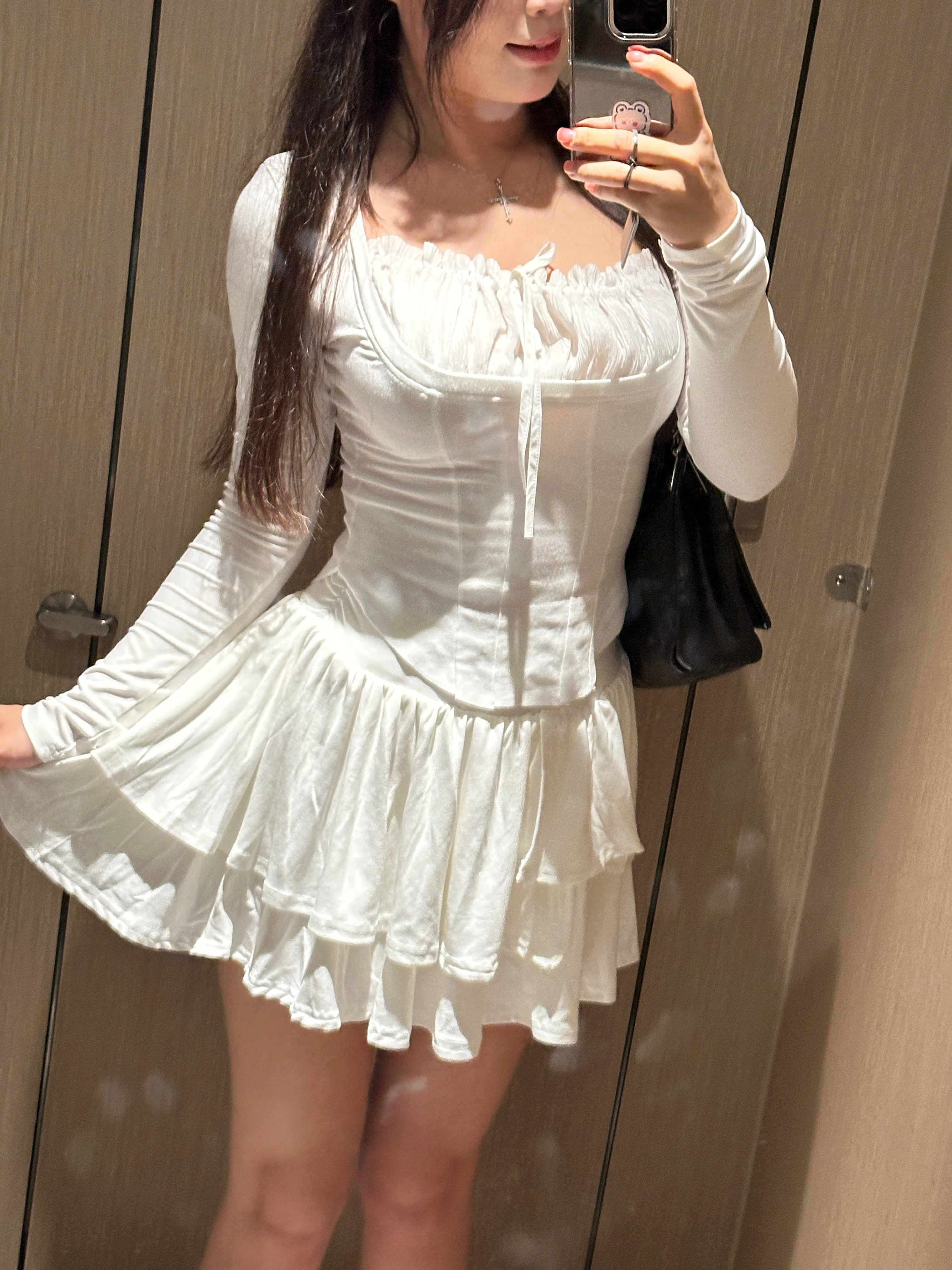 这个上衣！！考虑上不上………很纯欲小白花，干一件上衣十多块裁片……随便搭配个白裙