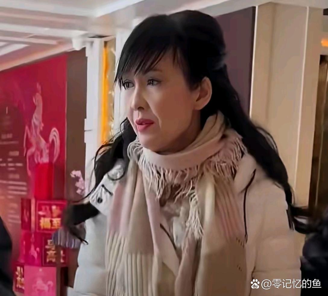 周慧敏年轻的时候可是大美女。 