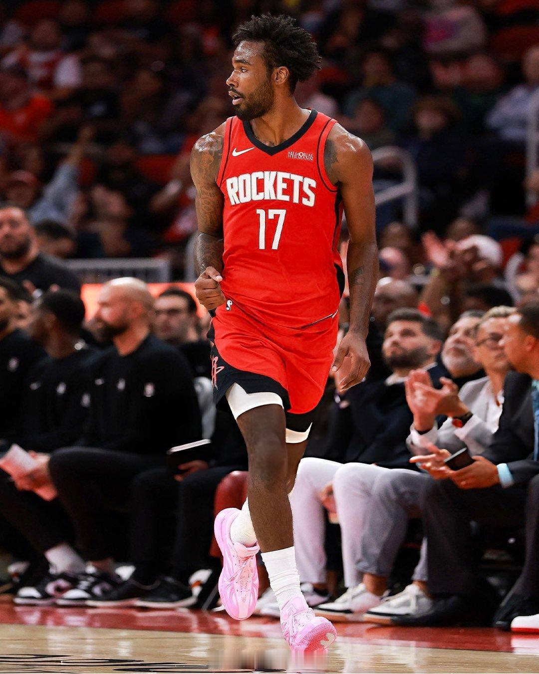 门神组合变谢神组合！！！据统计，本赛季三分出手至少40次的球员中，伊森以53.1