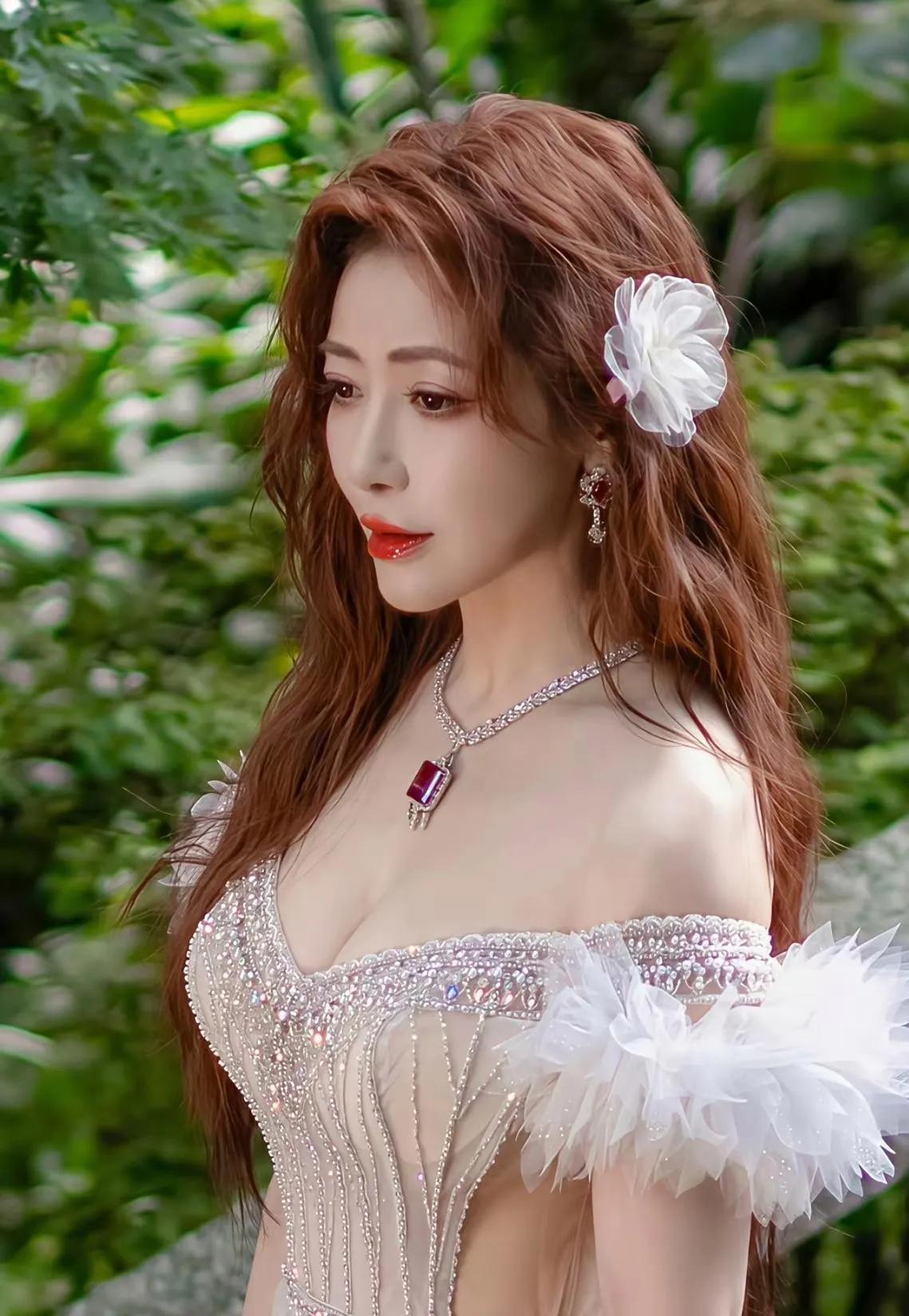 救命！陈紫函这是偷了公主的剧本吧！🤯
 
48岁怎么还能美得这么离谱！
 
红