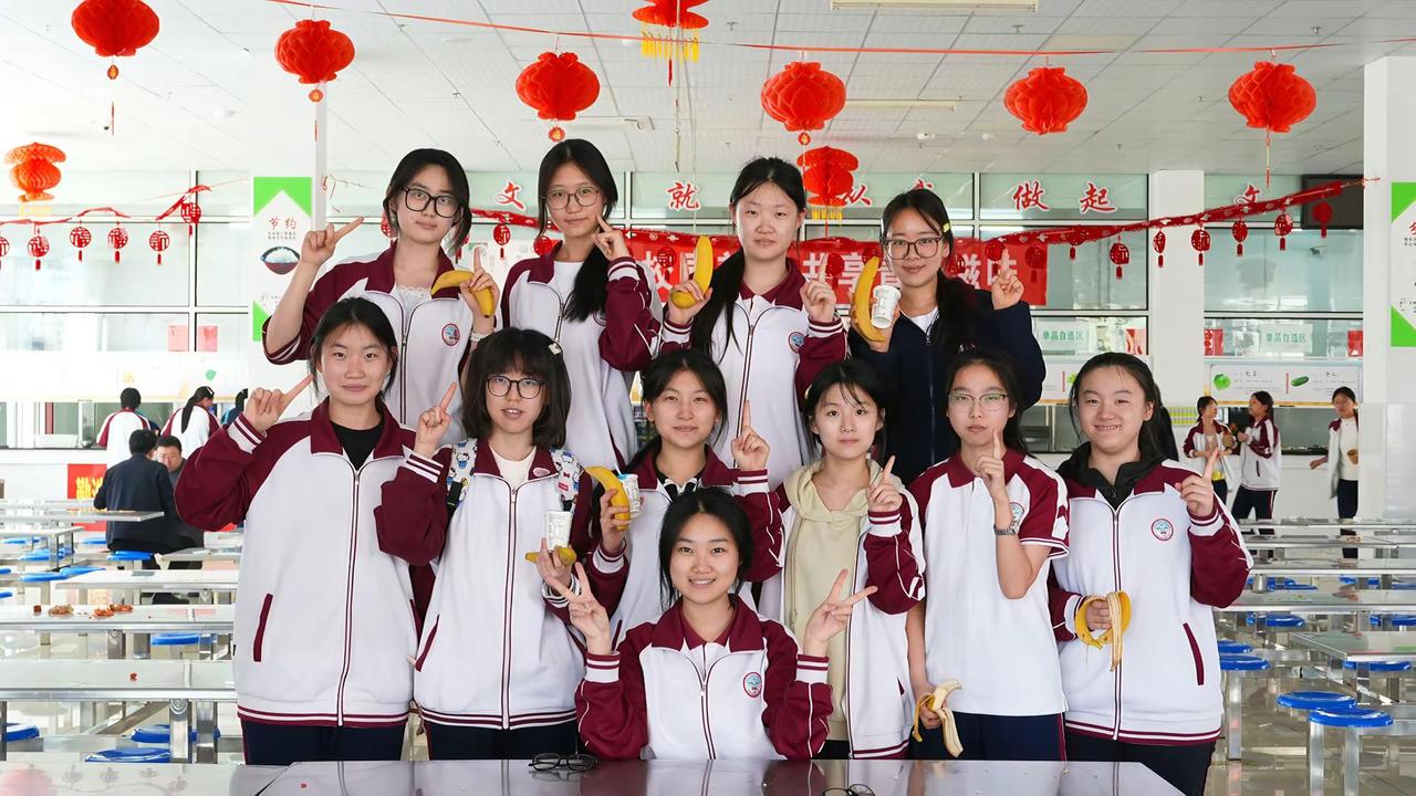 毕业只是一段旅程的终点，我们的故事还会继续书写，我们永远是并肩同行的好朋友Mr探