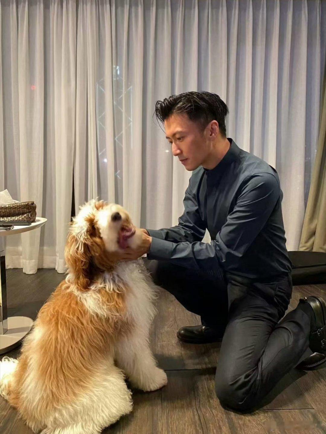 谢霆锋戏里是狠人戏外是锦鲤谢霆锋的骨相里藏着港圈黄金时代 银幕上硬核杀疯的大漠狠