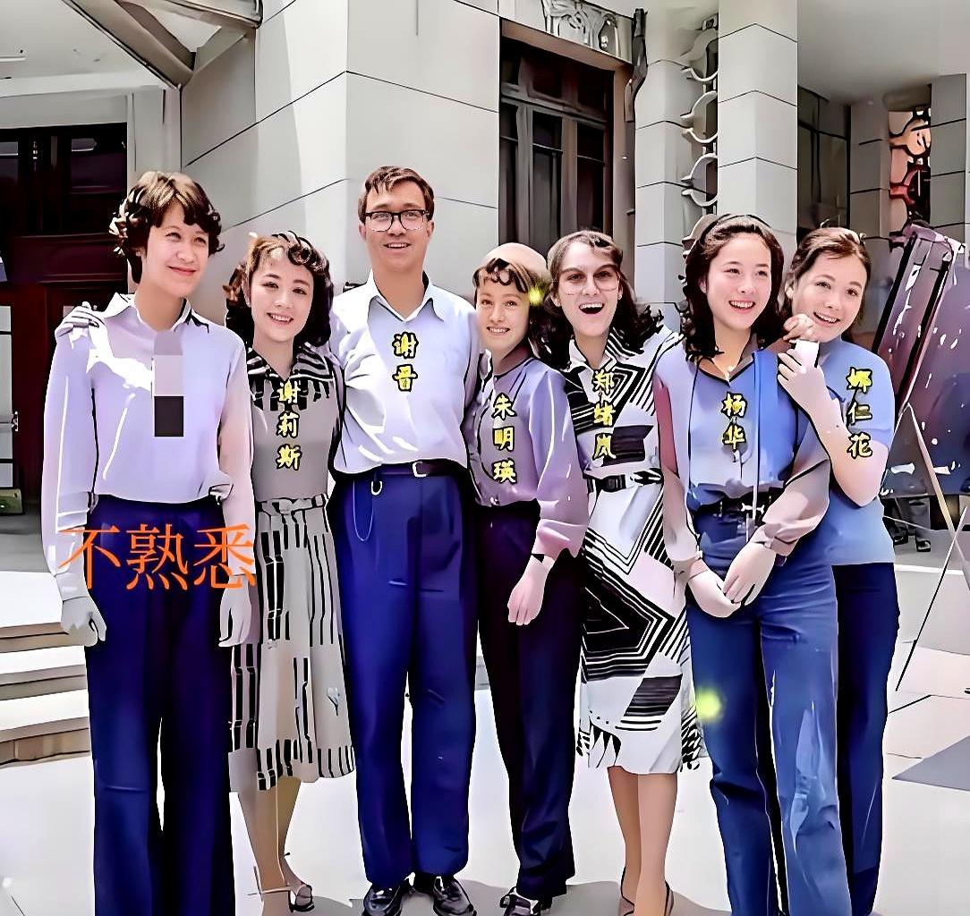 40年前合影，5人封神1人早逝
 
那张黑白照里，朱明23岁，郑旭岚21，杨华2