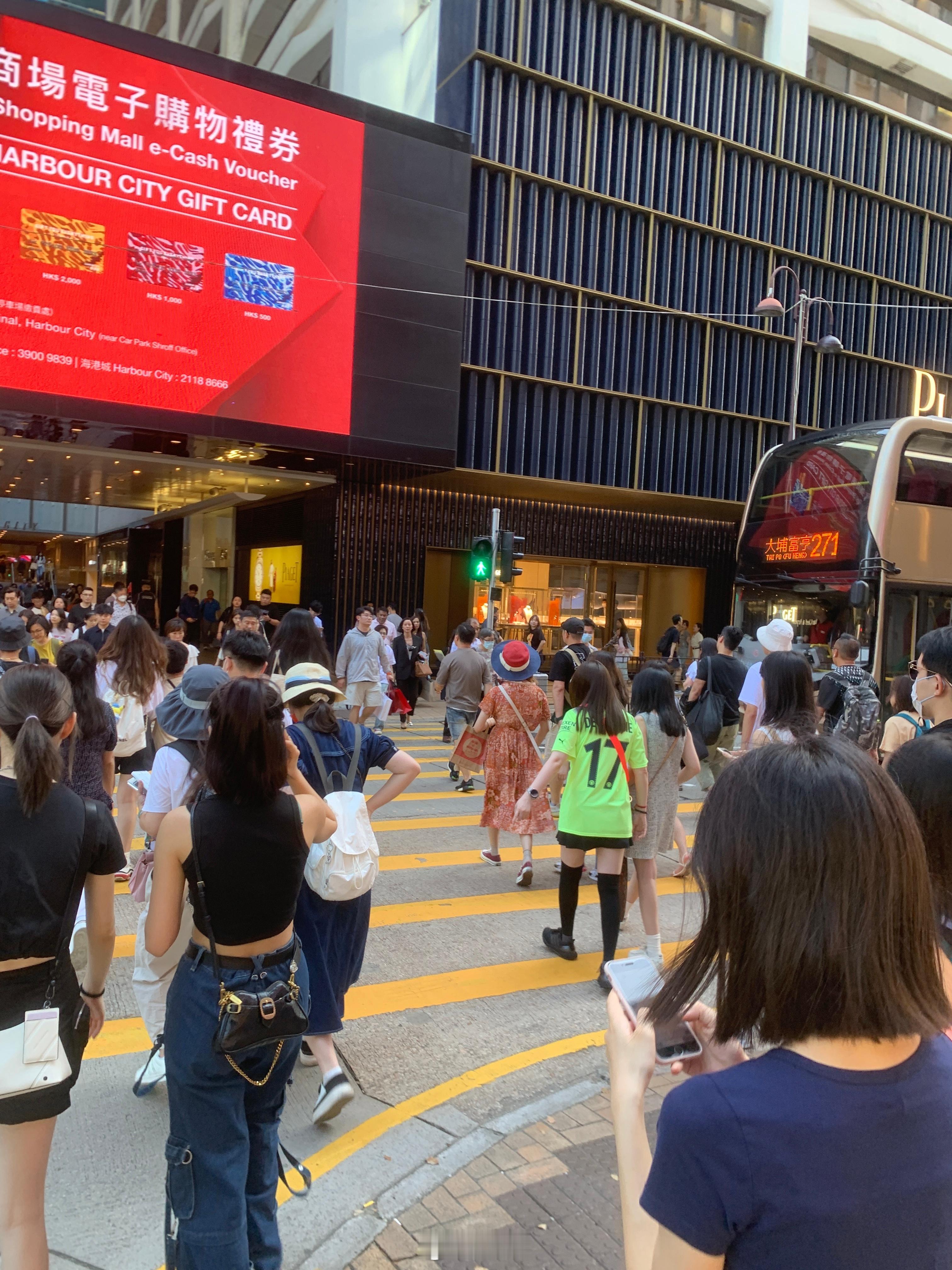 香港满大街随处可见home键iPhone。 