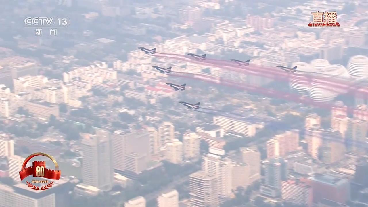 空中梯队组成“80”字样压轴出场的歼10，战绩可查，这就是牌面！
