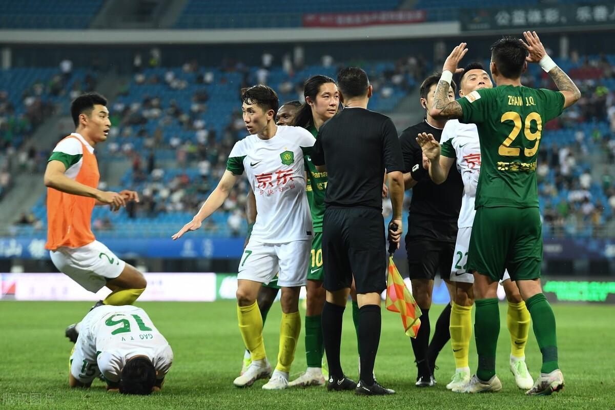 根据媒体人杜立言的消息，北京国安近日接到FIFA下达的禁令，被禁止注册新援，如果