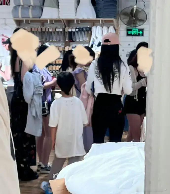 杨颖冲上热搜！5月25日，杨颖突然冲上了热搜，只因为有网友逛街时偶遇了杨颖带儿子