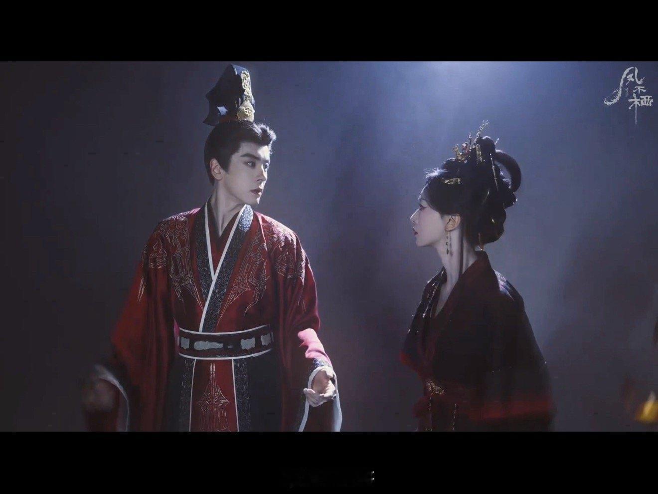吴谨言无实物表演放烟花魏哲鸣看吴谨言的眼神 啊啊啊啊啊。就是说又一次被吴谨言的演