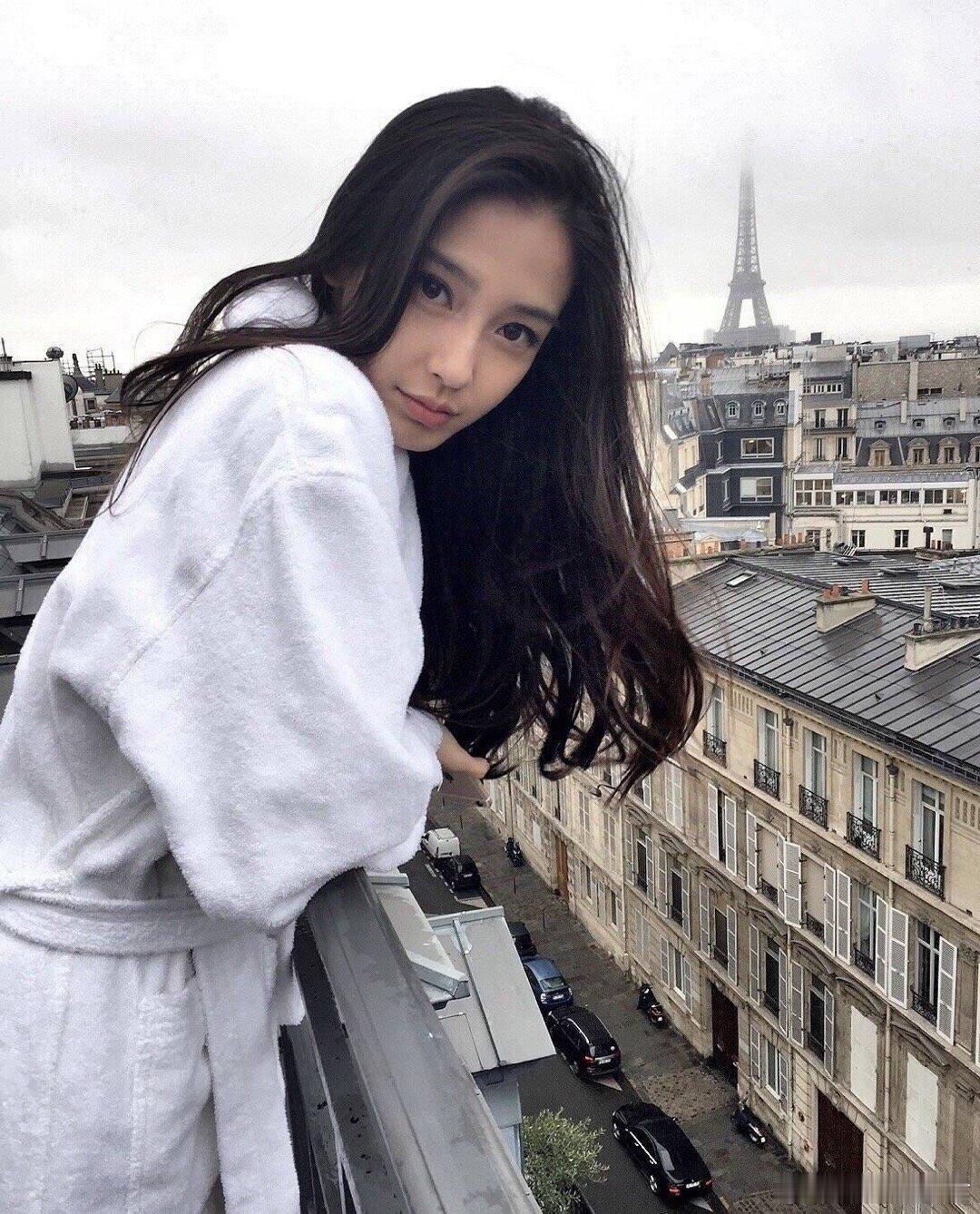 baby早期很经典的一组，脸漂亮到我甚至没注意她穿了什么衣服[哇] 