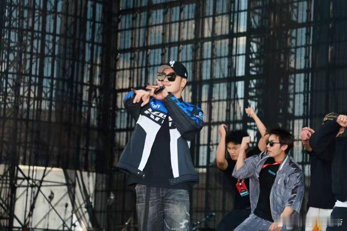 潘玮柏 卡码拍大 潘玮柏昆明演唱会衣橱大焕新！之前粉丝喊话“卡码拍大”，这次他乖