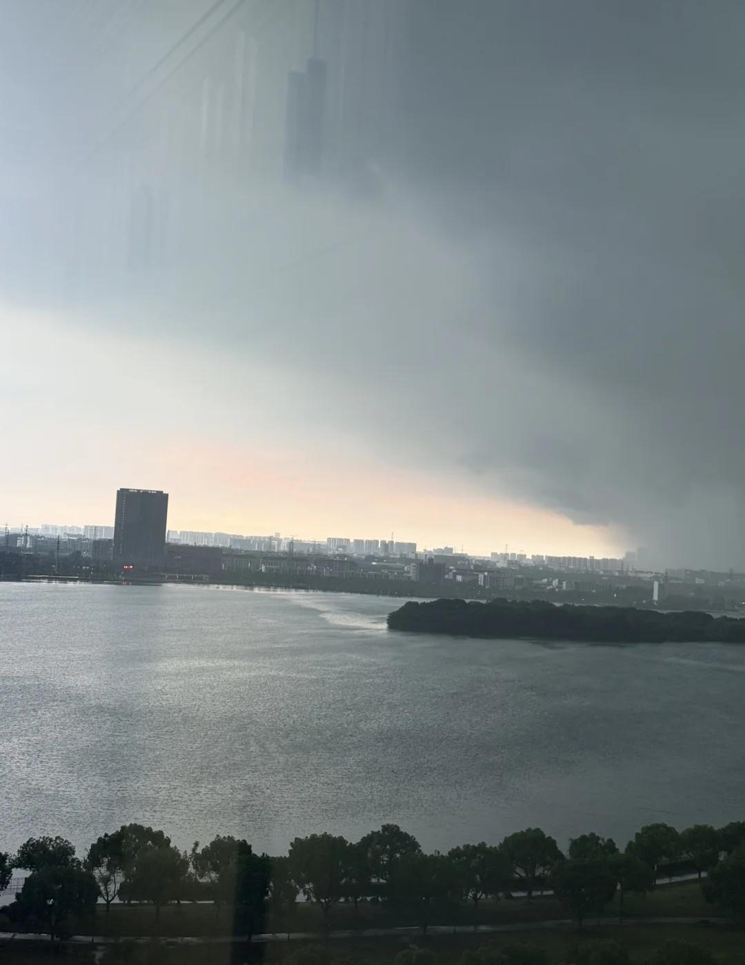 苏州暴雨前
让暴风雨来的更猛烈些吧 暴雨 天空灰得像哭过 灭亡之后的世界 变幻莫