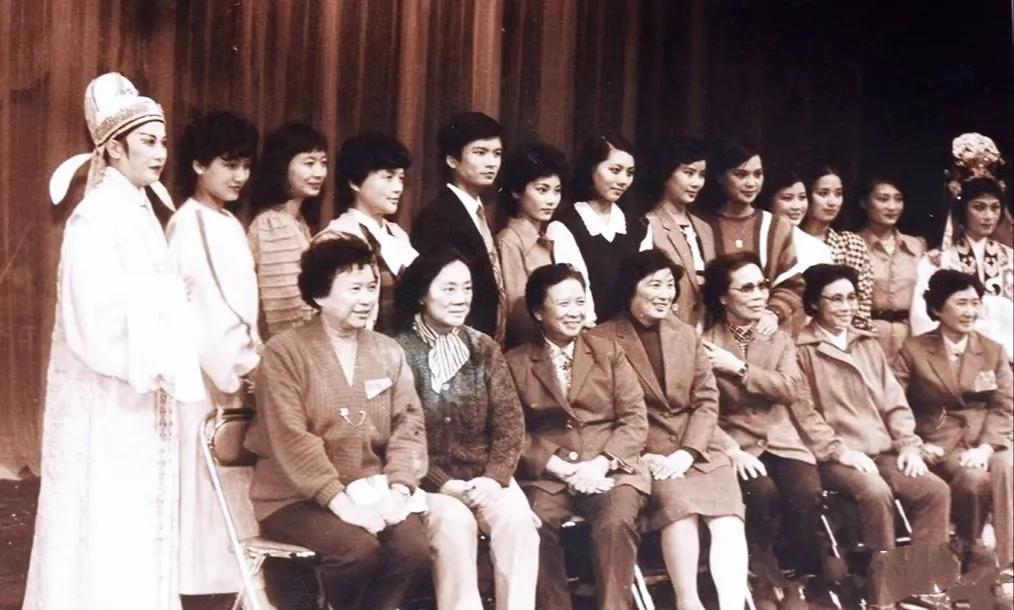 1986年10月，全国越剧中青年演员广播大奖赛颁奖晚会合影
赵志刚 茅威涛 钱惠