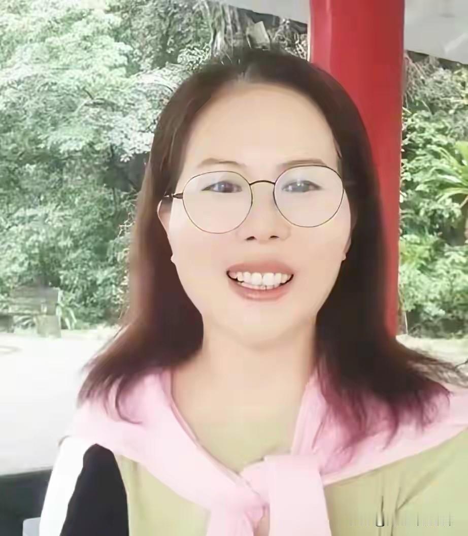 杨阿姨真的要离开生活了十多年的湾湾了。
 最近杨阿姨频频晒出湾湾的风景，一草一木