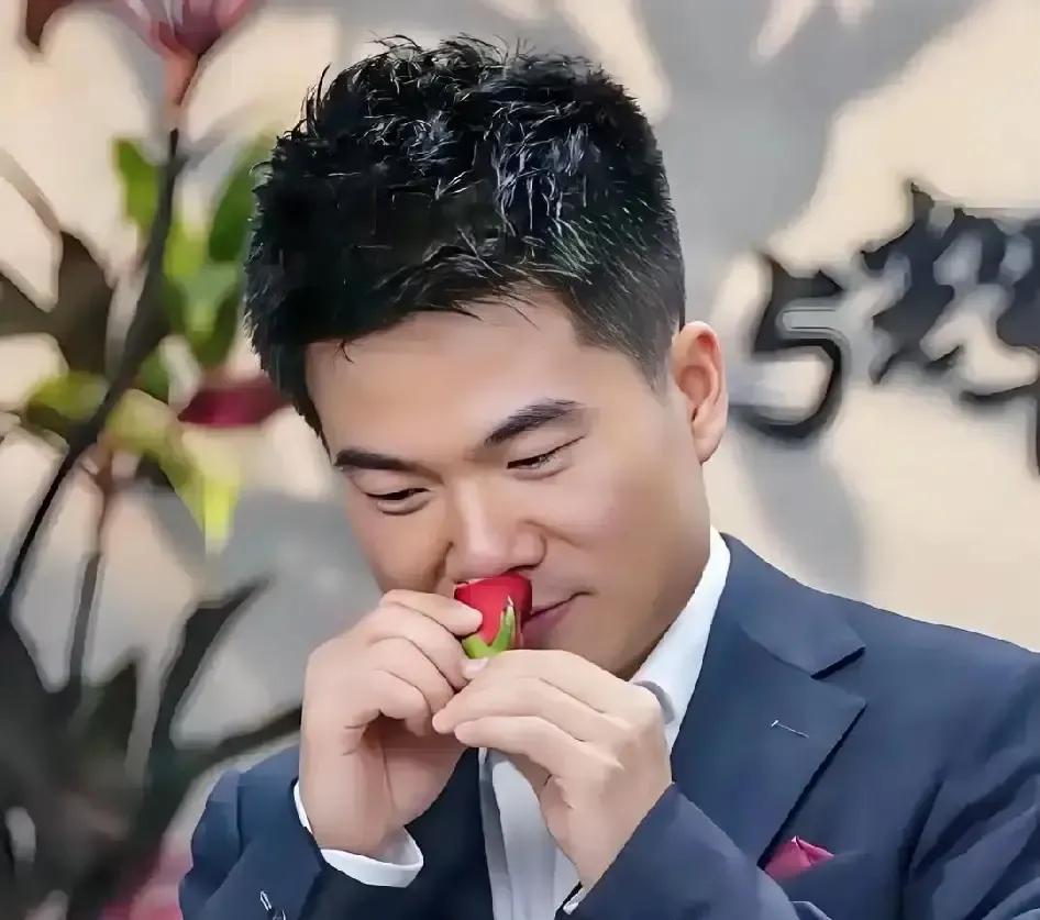 董宇辉直播时被弹幕围攻啥时候结婚，他笑笑说已读不回。
网友却越扒越起劲，从农村出