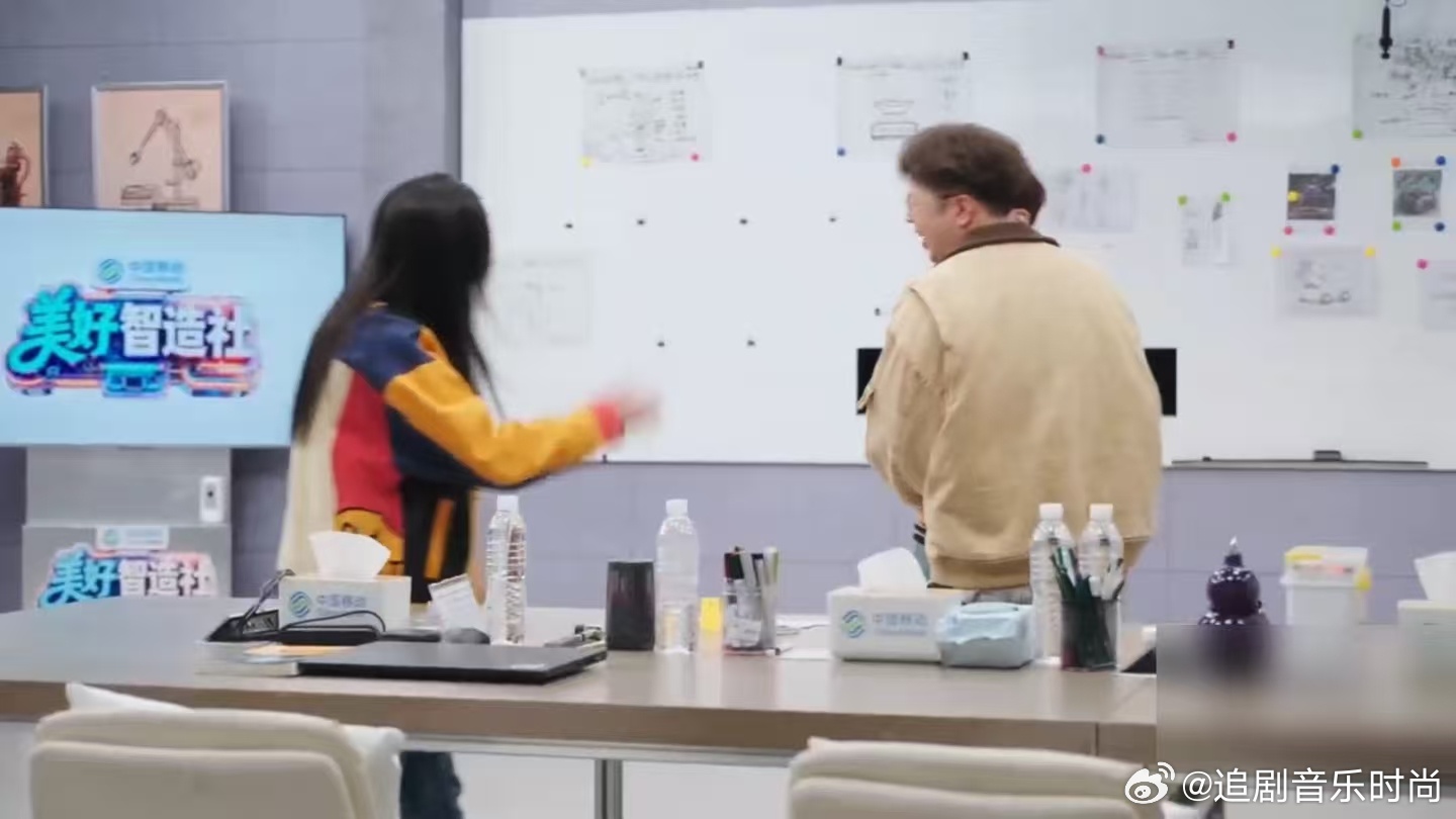 费启鸣 我叫白迪字百乔当费启鸣说出“白迪字百乔”时，海涛娄艺潇的表情从确信切换到