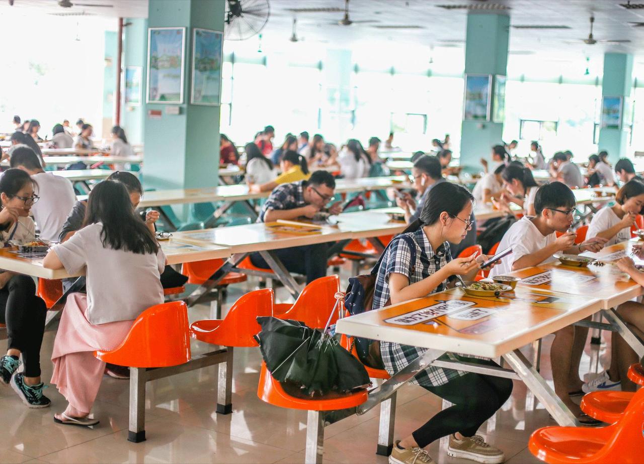 大学生给 2000 生活费是最佳的！以成都为例，我给你算算！正规公立大学食堂都有