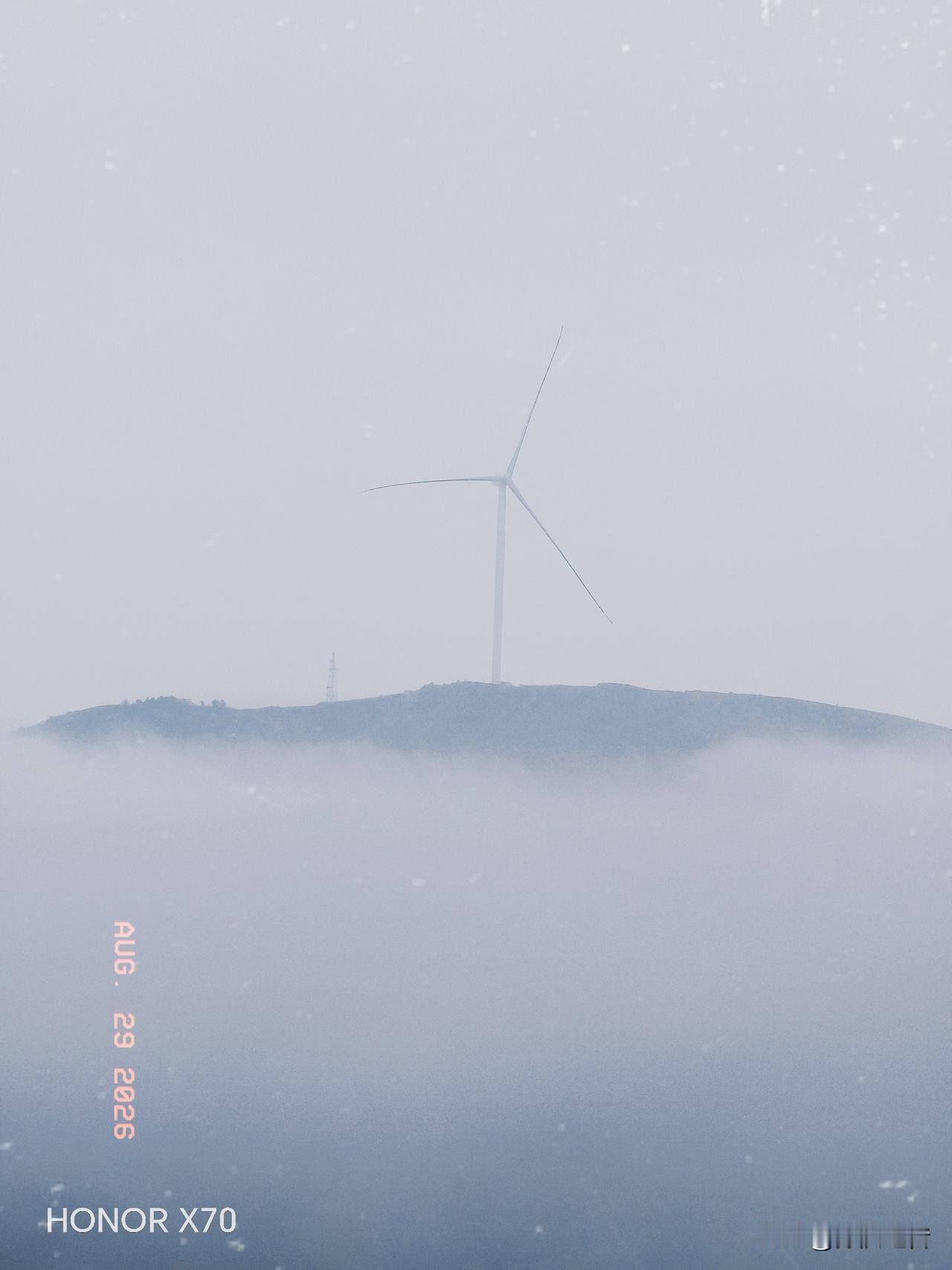 云

在脚下流淌

山

在云端生长

云

是山的呼吸

山

是云的骨骼
