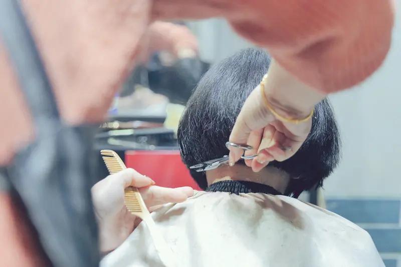 遇到理发师尬聊还挺闹心的，应对方法有不少。要是想礼貌拒绝，就说“最近太累了，想安