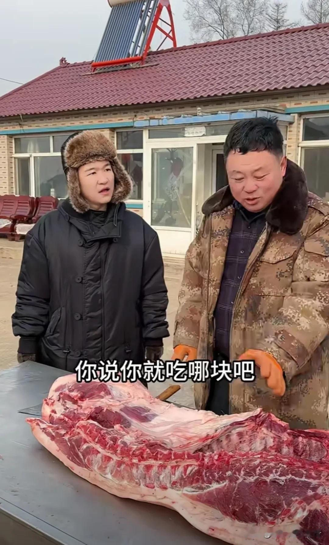 今年网红，小明星来东北吃了多少猪，基本上都是做了杀猪菜。
东北网红雨姐家就招待了