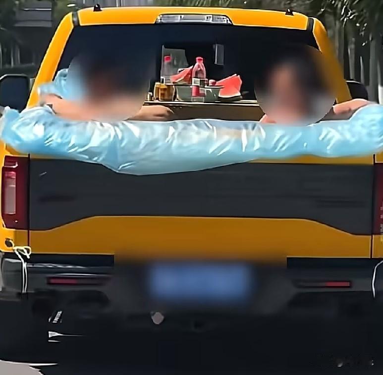 近日，在青海西宁街头，一辆皮卡货车后货箱竟然被改造成了一个“迷你移动泳池”，2名