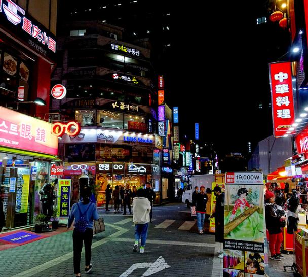 韩国生育率刚抬头，就有人把功劳算给 AI：女性没工作，就愿意结婚了？
韩国这次确