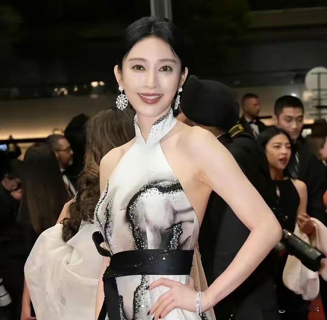 翻看和张俪同期出道的女演员，发展路径差别太大。
不少人抓住一部爆款作品一路站稳顶