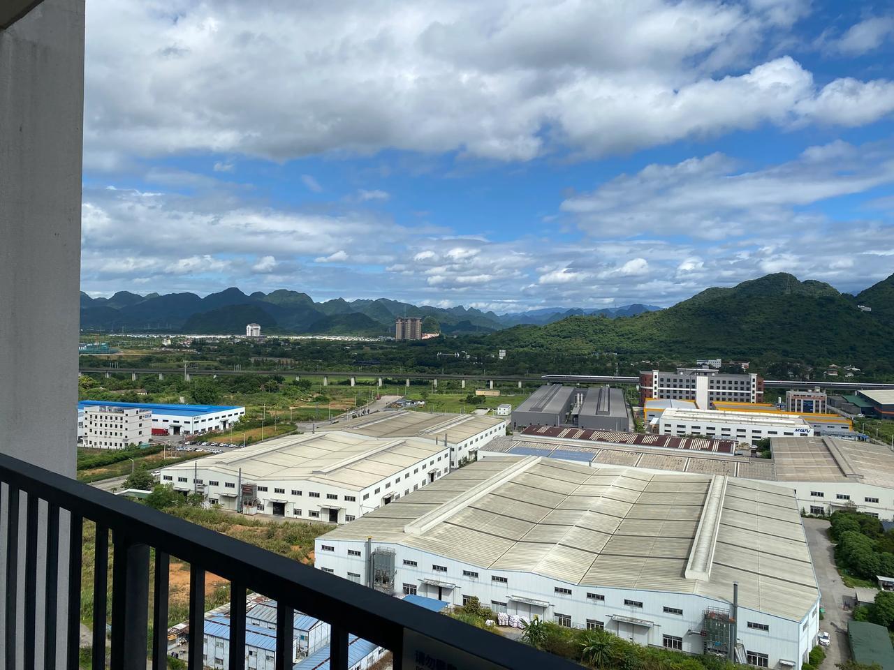 旅游人多，住公寓比较划算，在广州清远3室1厅，3张床，配有沙发，厨房，卫生间，有