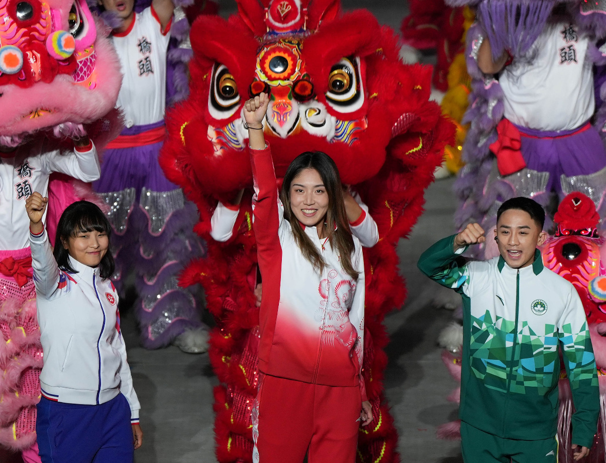 看了新华社这张图才发现，原来王右旁边那两位不是学生，也是运动员平时直播信号里感受