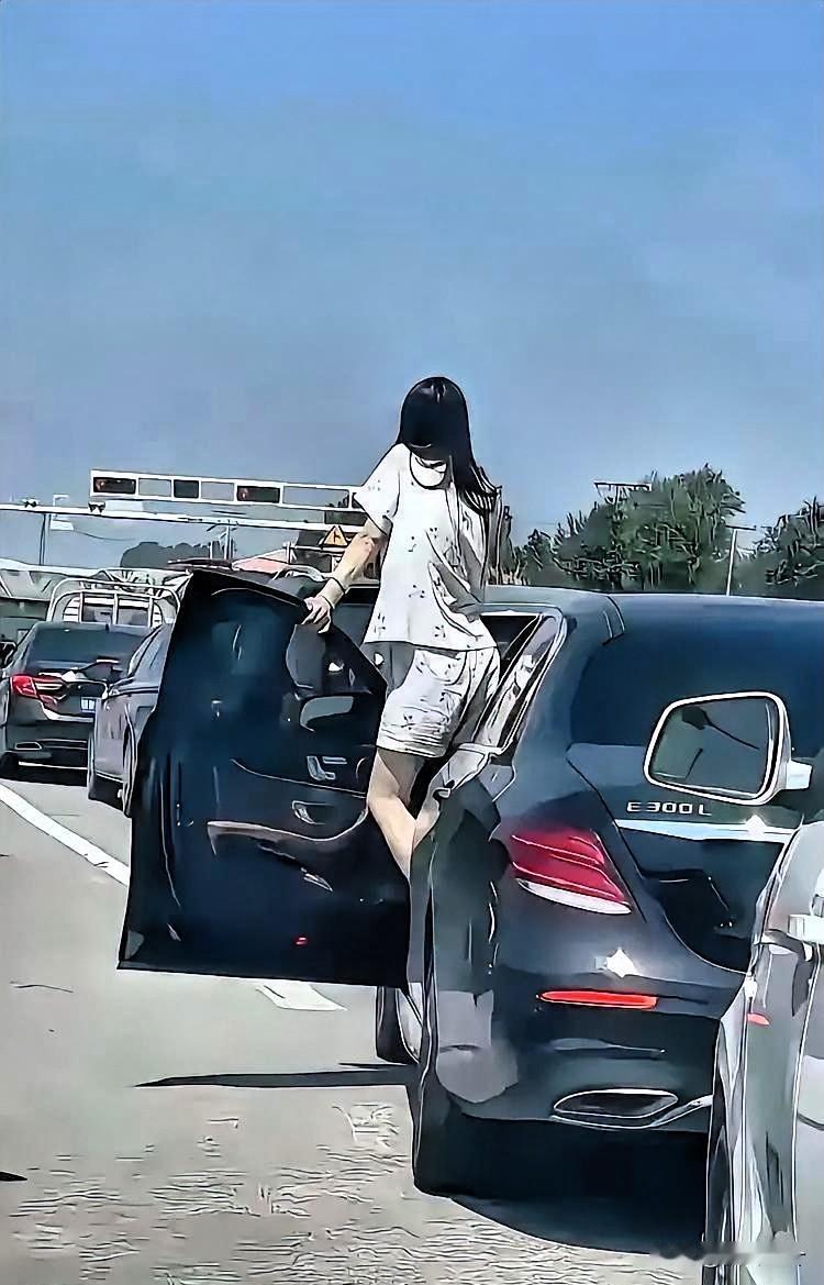 奔驰上的“睡衣姐”火了，
但她戳中的不是豪车
也不是真丝睡衣，而是高速堵车时的那