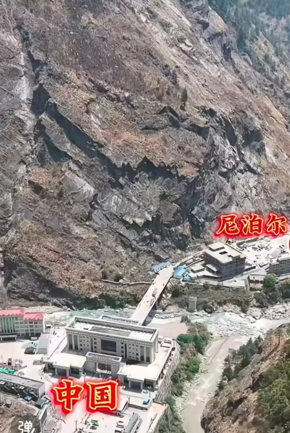 这是今天发生泥石流灾害西藏吉隆口岸去年的一张真实照片，看上去地势非常险峻。 ​​