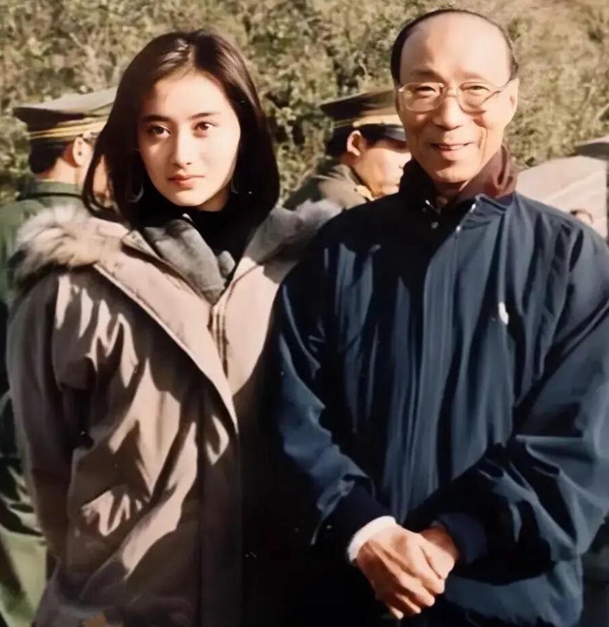 1991 年的秋天，北京长城的风带着凉意。84 岁的邵逸夫身形清瘦却腰背挺直，拄
