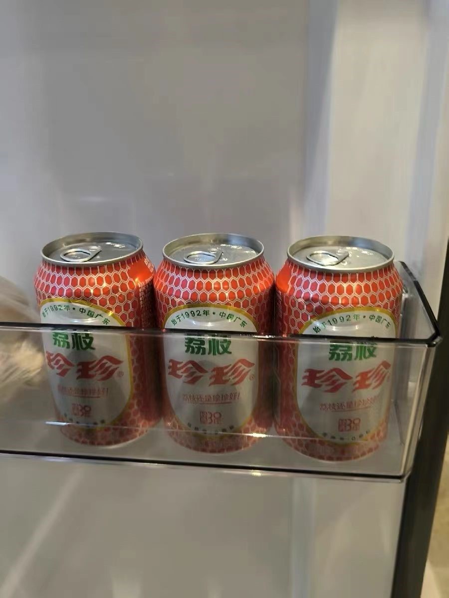珍珍与沈腾，两者都是时间的见证者，承载着无数人的青春记忆。每一次品尝，都仿佛在与