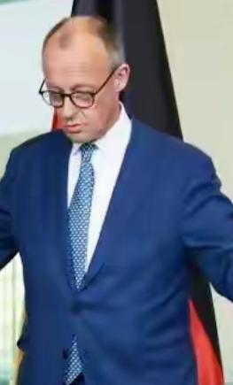 德国总理默茨在德乌经济论坛发言时几乎落泪，这场景还挺让人意外。他说早上醒来会恍惚