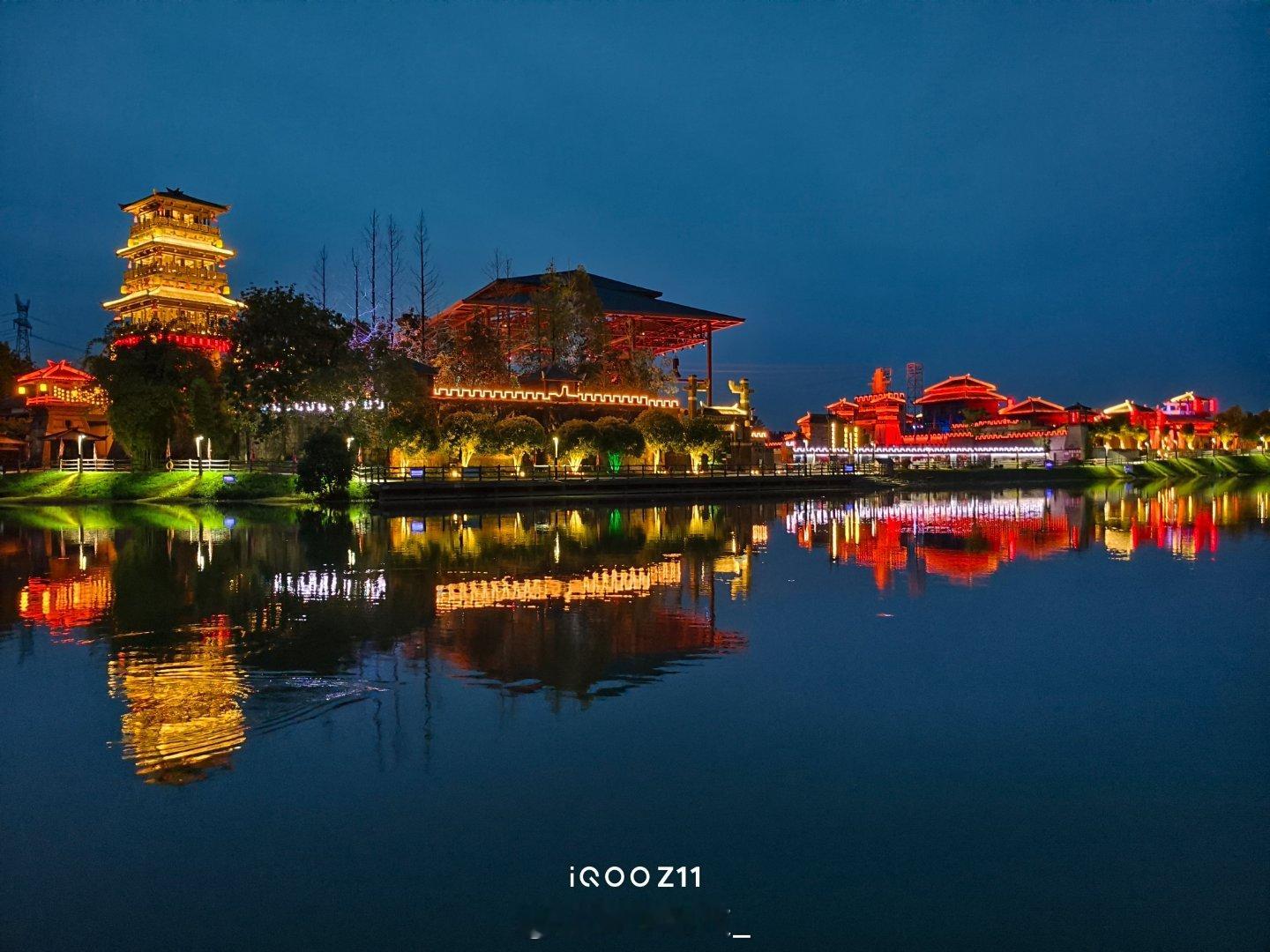 别觉得游戏手机拍夜景不行，这就是我在赤壁用iQOO Z11 拍的夜景，全是原图直