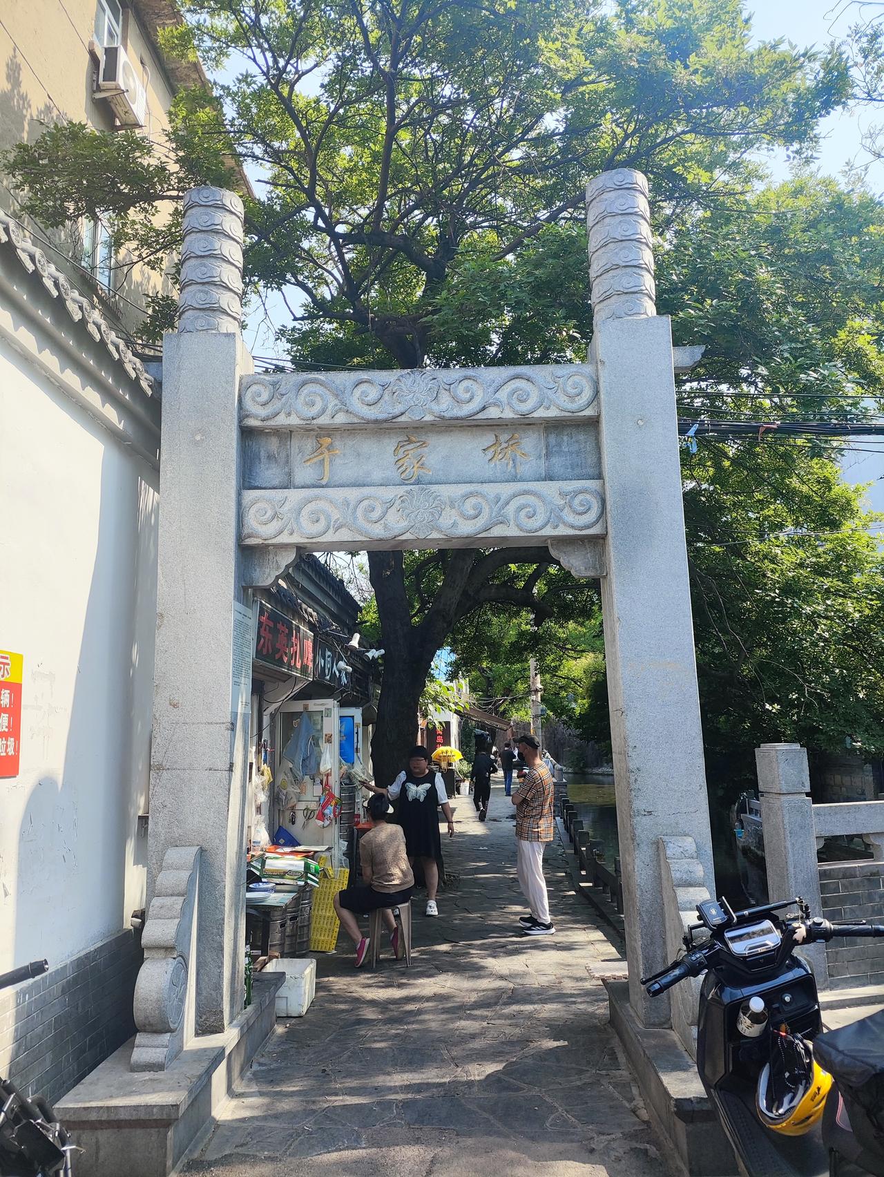 济南于家桥成了新晋网红打卡地。它在天桥区铜元局后街，免费开放。一到那，就能看见刻