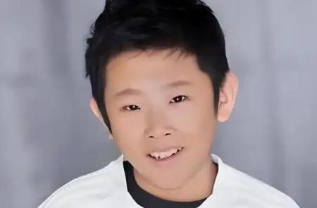 他9岁停止发育，身高158cm，却娶了个170cm美妻。

他就是侯祥。

19