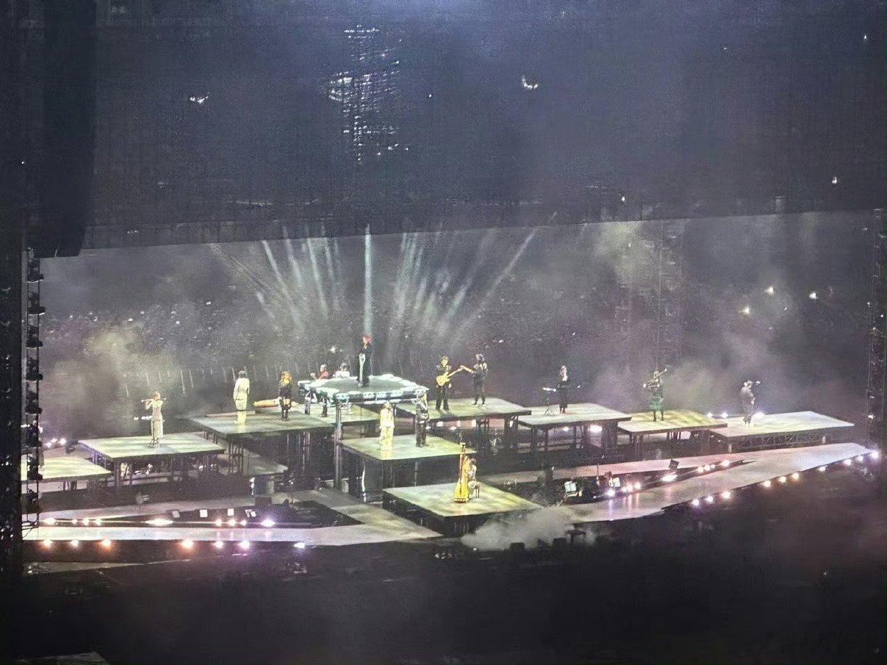 华晨宇演唱会上中西音乐华山论剑12位中西乐器的演奏家错落有致地站成一排，这样的场