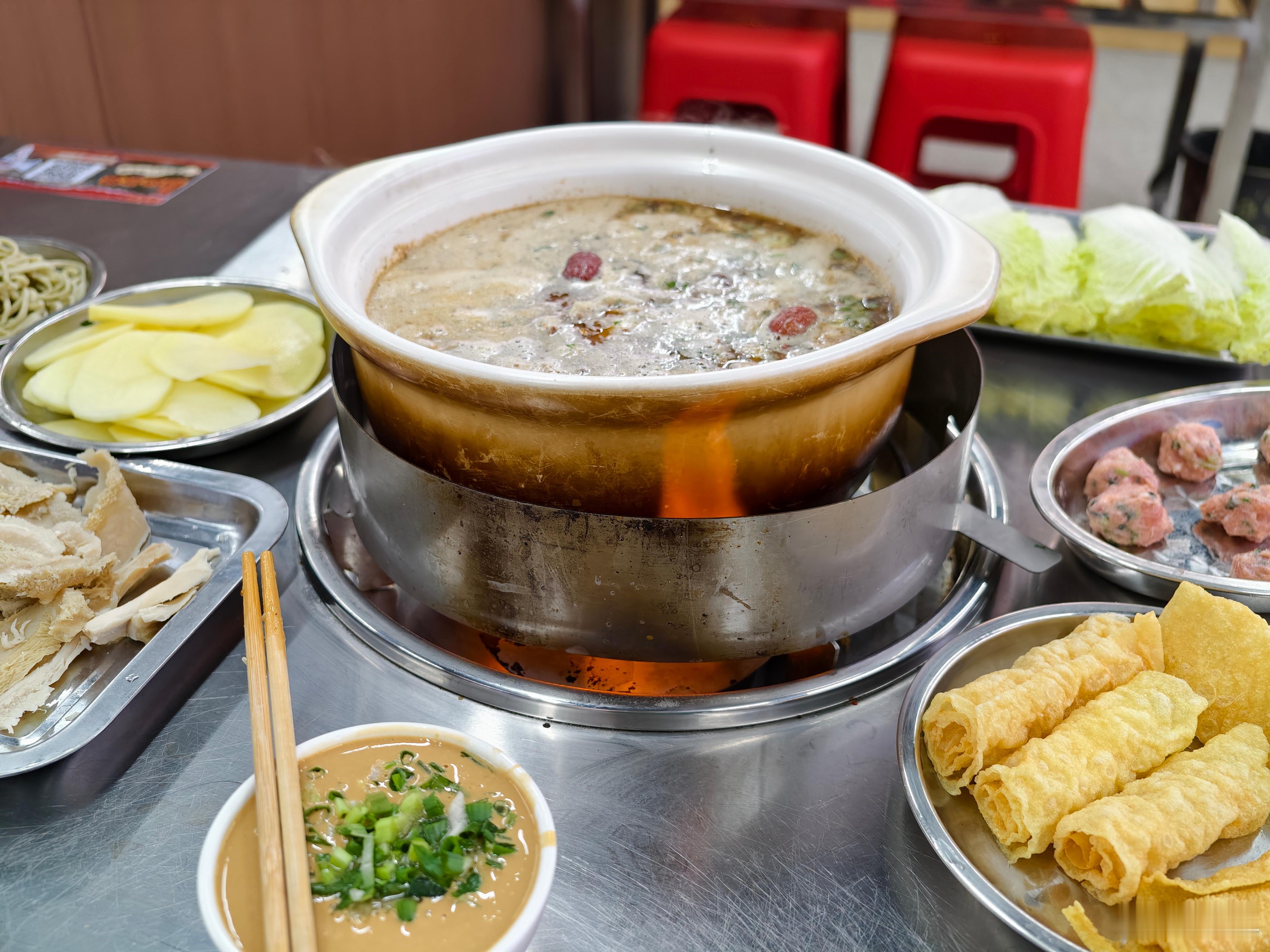 一个人出来吃饭就很爽，完全没人抢，正好我比较护食[doge] ​​​