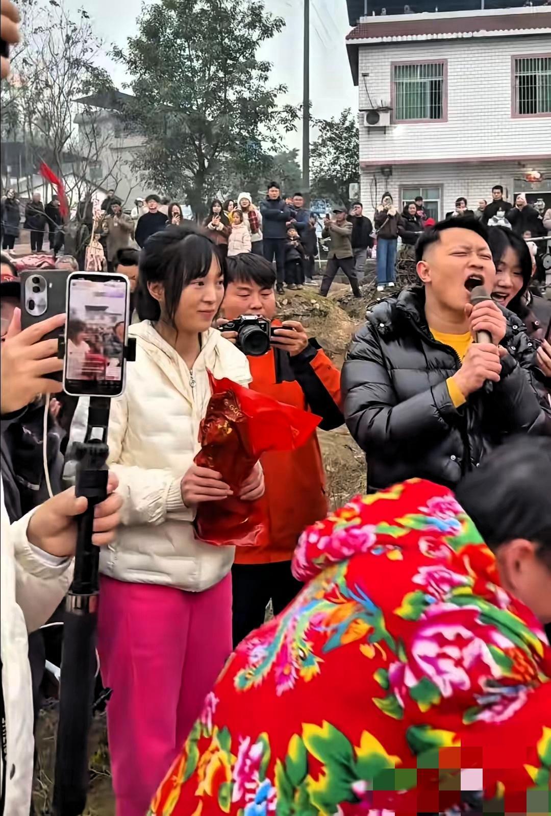 开保时捷的大哥有多无奈？千里迢迢冲合川按年猪，结果直接被按在厨房洗碗！
 
这哪