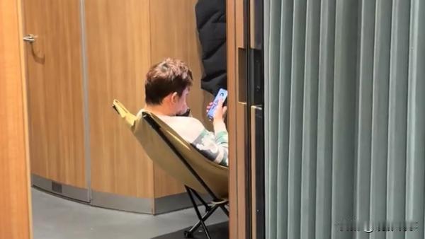 近日，浙江一位网友在社交平台发布的一段高铁视频引发了关注。视频画面显示，一名男子