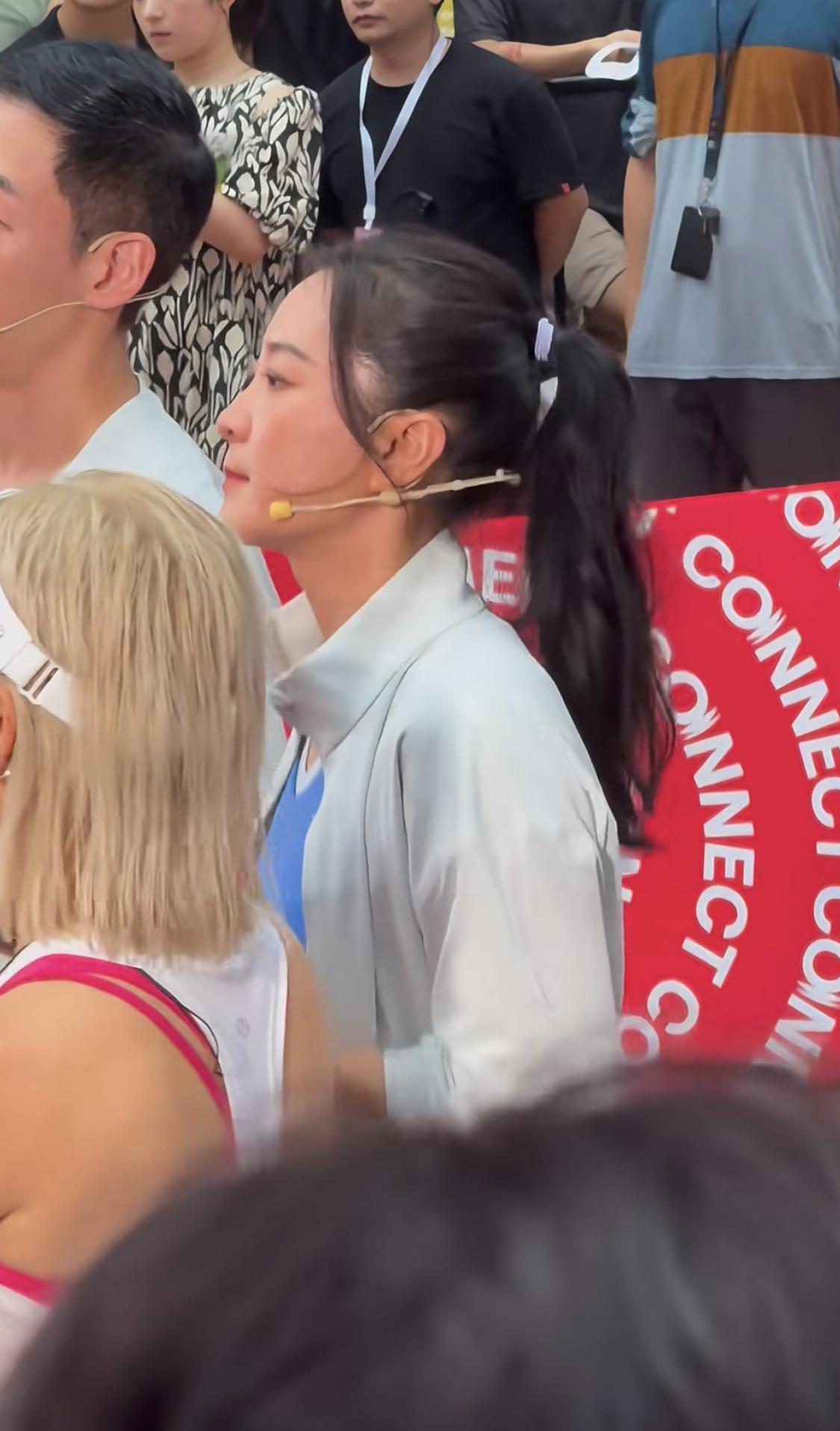 贾玲这算减肥成功，没有反弹了吧！整个人在路人镜头下还挺美的……

最近作为运动品