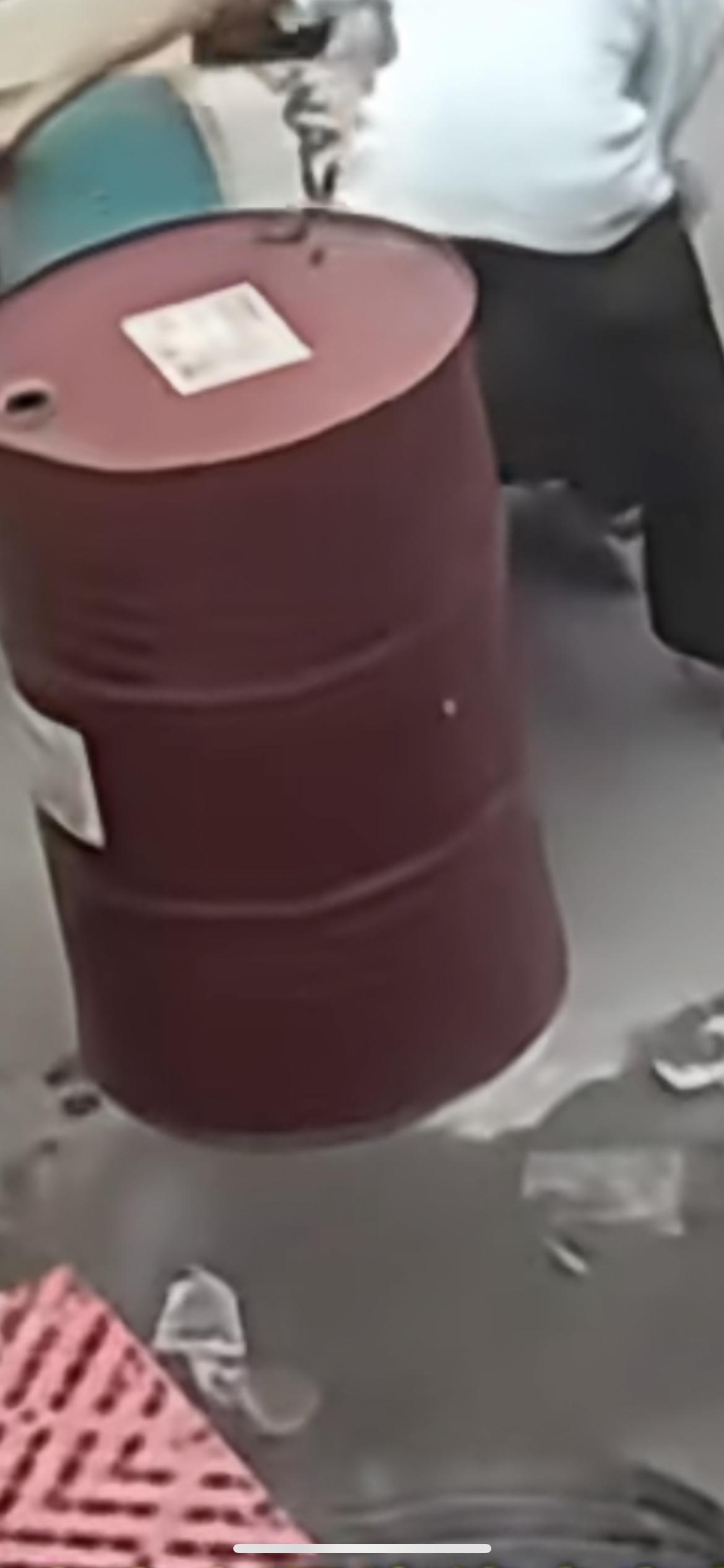 浙江瑞安，三个空油桶临时放门口被罚五万元，汽修厂：10分钟搬离时间都不给，瑞安市