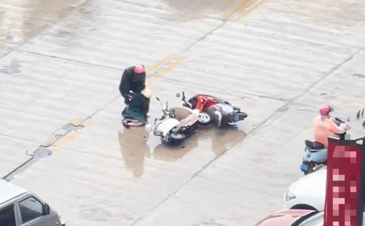 6月6日，网友反映：玉林某畔这条路下雨天发生了两起交通事故。一起是电动车碰撞，另