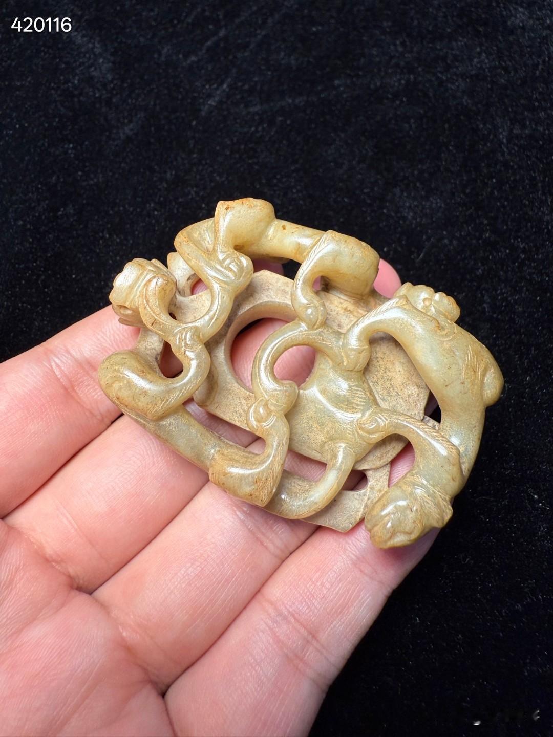 战汉高浮雕鸡心佩