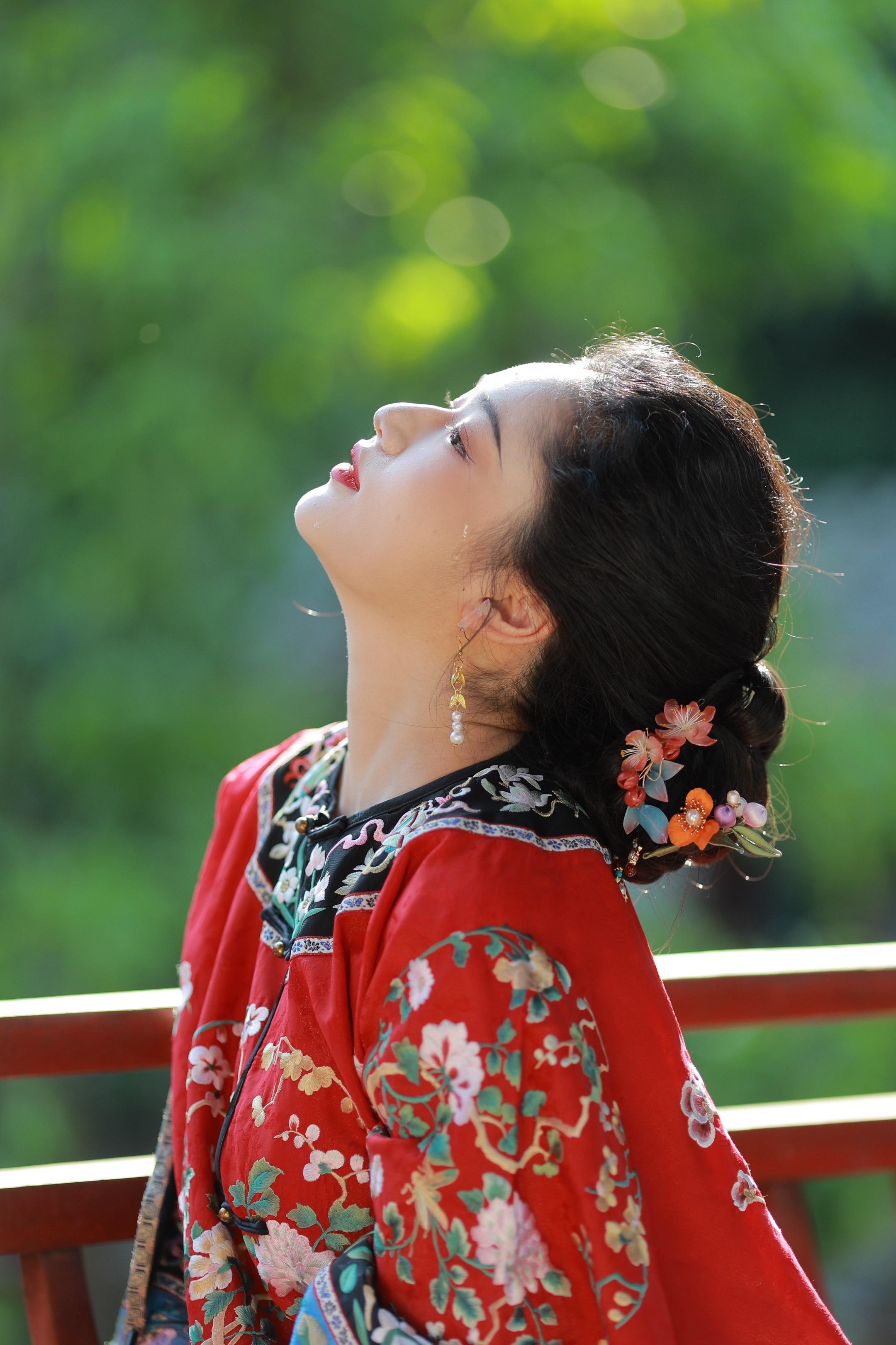 点睛之笔的一滴泪😿。喜欢！成都汉服摄影