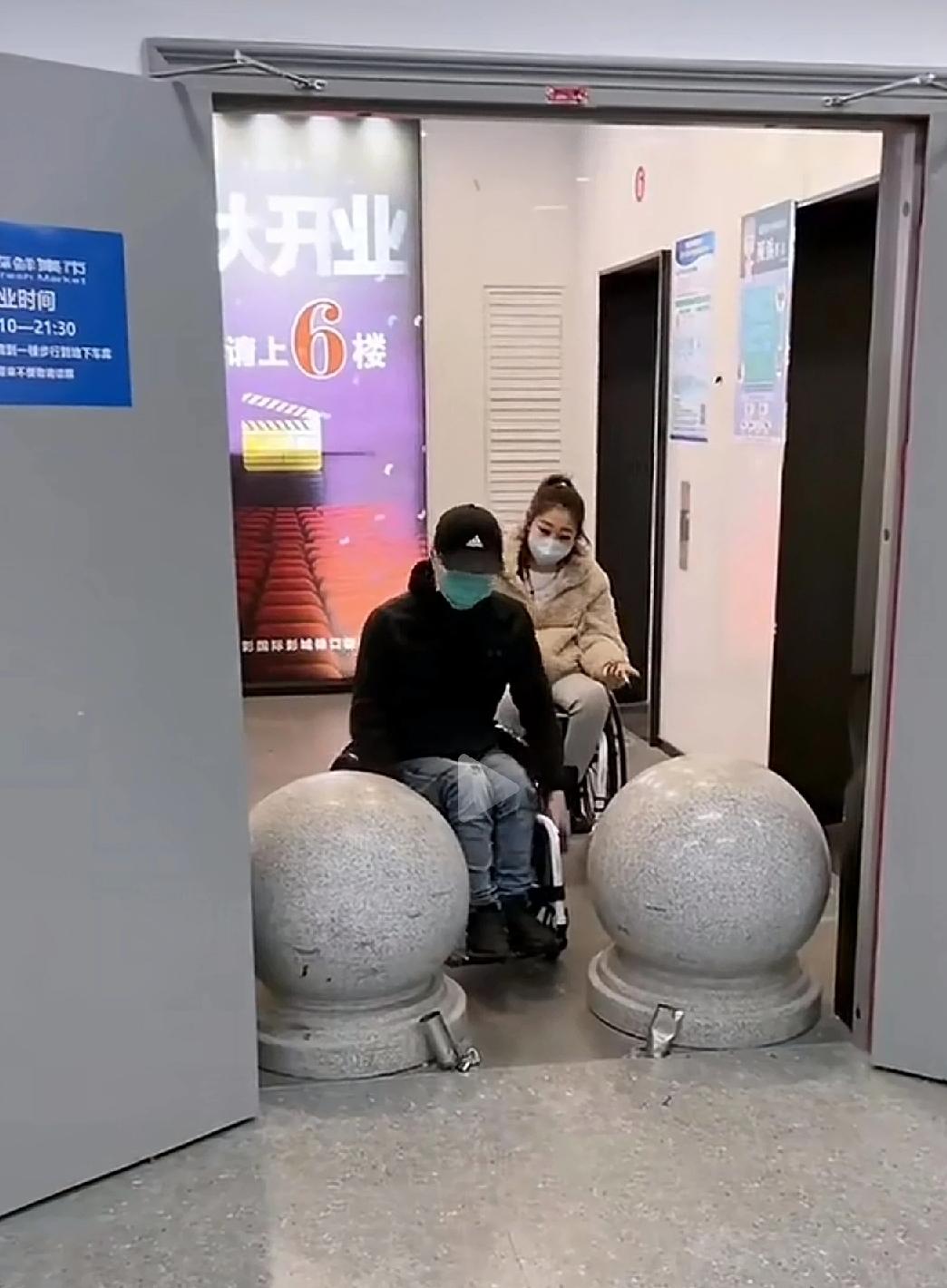 没有困难，制造困难，没有感动，自我感动，这种摆拍，口罩戴的严严实实的。放着好好的